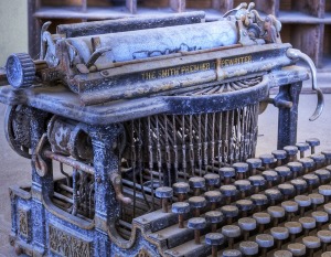 typewriter-1007298_1920